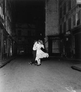 02_valse.jpg Robert Doisneau La derniËre valse du 14 juillet, 1949 © Atelier Robert Doisneau, 2016